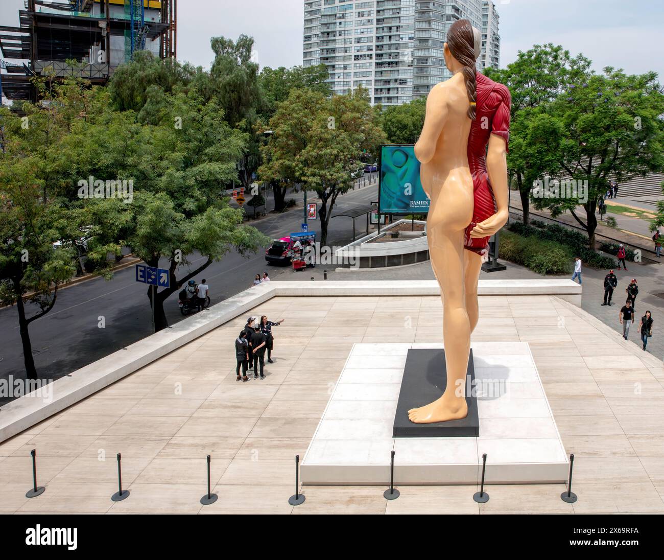 Personnes regardant la statue de la Vierge mère par Damien Hirst devant le Musée Jumex, Mexico, Mexique mai 2024 Banque D'Images