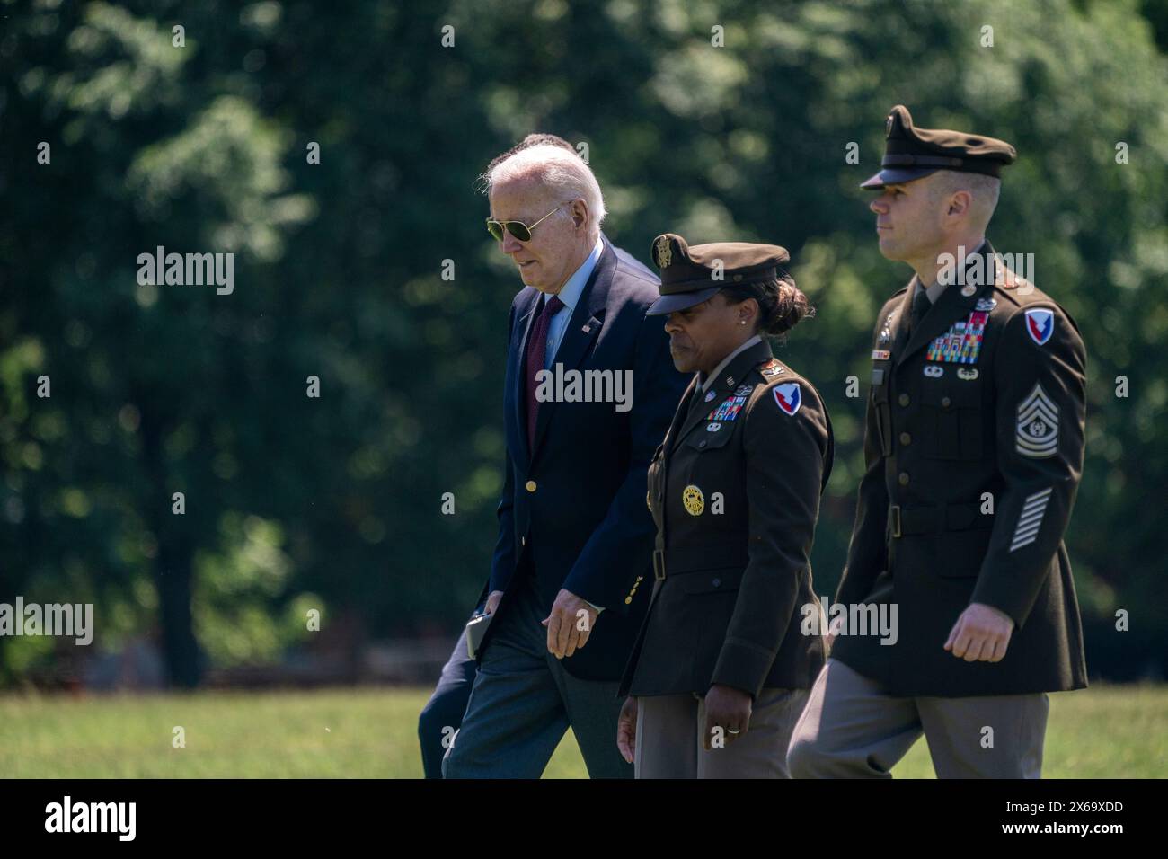Washington, DC, États-Unis. 13 mai 2024. Le président des États-Unis Joe Biden marche vers sa limousine après avoir descendu de Marine One à Fort Lesley J. McNair à Washington, DC, États-Unis, le 13 mai 2024. Le président Biden revient à Washington de Rehoboth Beach, Delaware. Crédit : Shawn Thew/Pool via CNP/dpa/Alamy Live News Banque D'Images