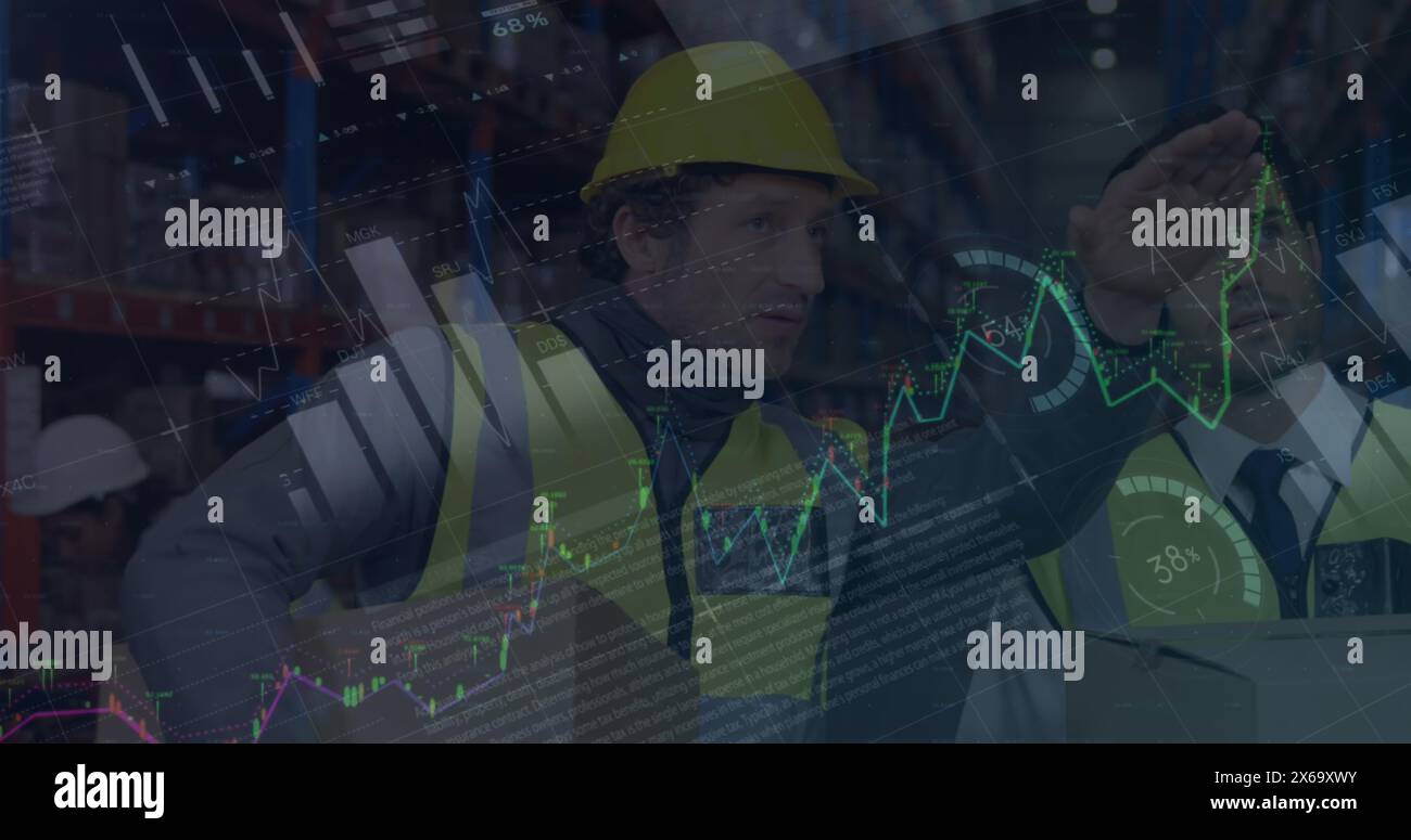 Image du traitement des données sur les travailleurs caucasiens dans l'entrepôt Banque D'Images