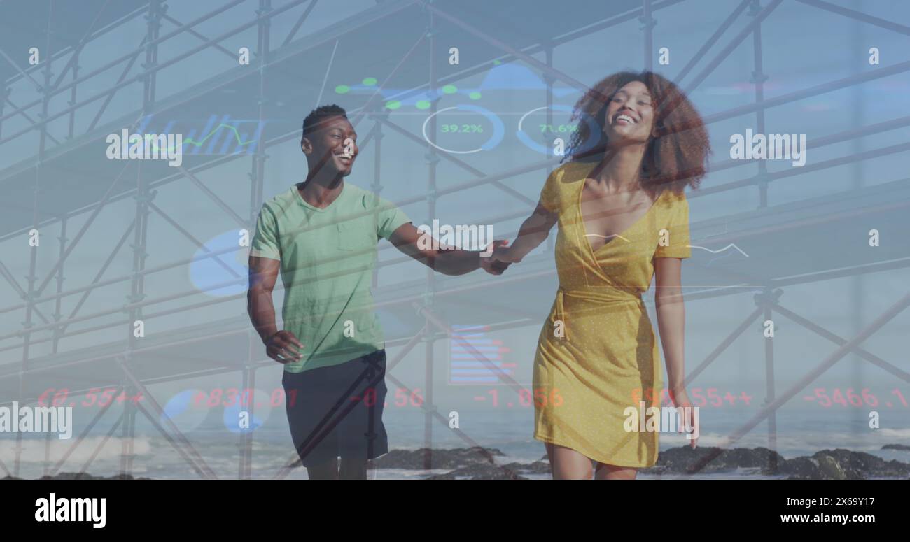 Image de l'interface hud, vue à angle bas du pont, couple afro-américain courant à la plage Banque D'Images