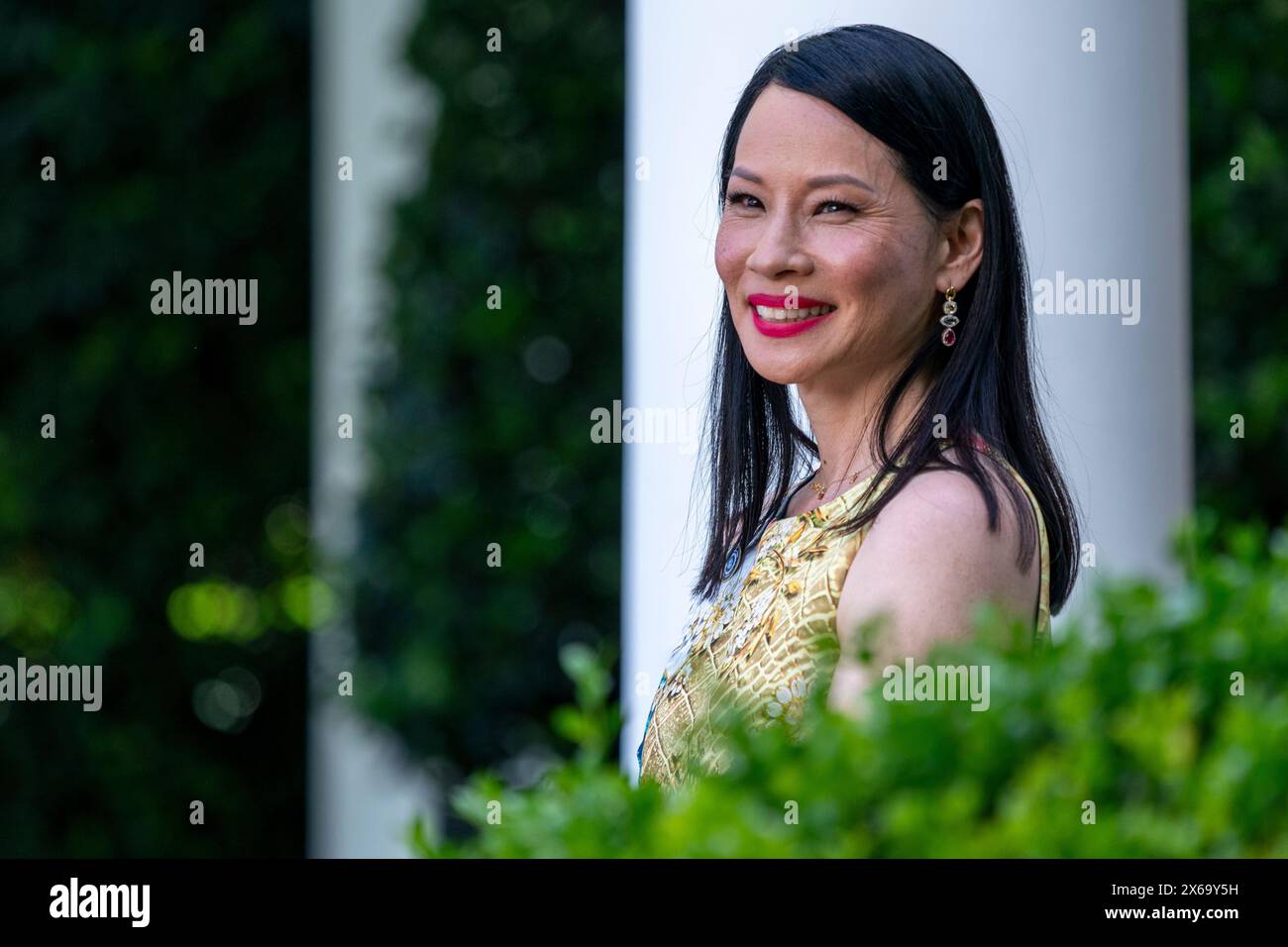 L'actrice américaine Lucy Liu regarde lors d'une réception célébrant le mois du patrimoine des Asiatiques américains, des natifs hawaïens et des îles du Pacifique dans le jardin des roses la Maison Blanche à Washington, DC, États-Unis, 13 mai 2024.Credit : Shawn Thew/Pool via CNP/MediaPunch Banque D'Images