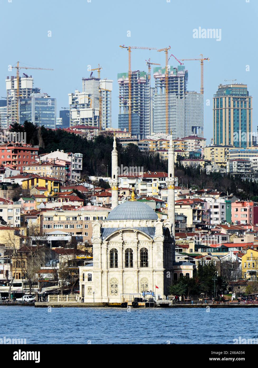 Mosquée Ortakoy, Istanbul, Turquie, vue du Bosphore. Terminé en 1856. Construction haute moderne derrière Banque D'Images