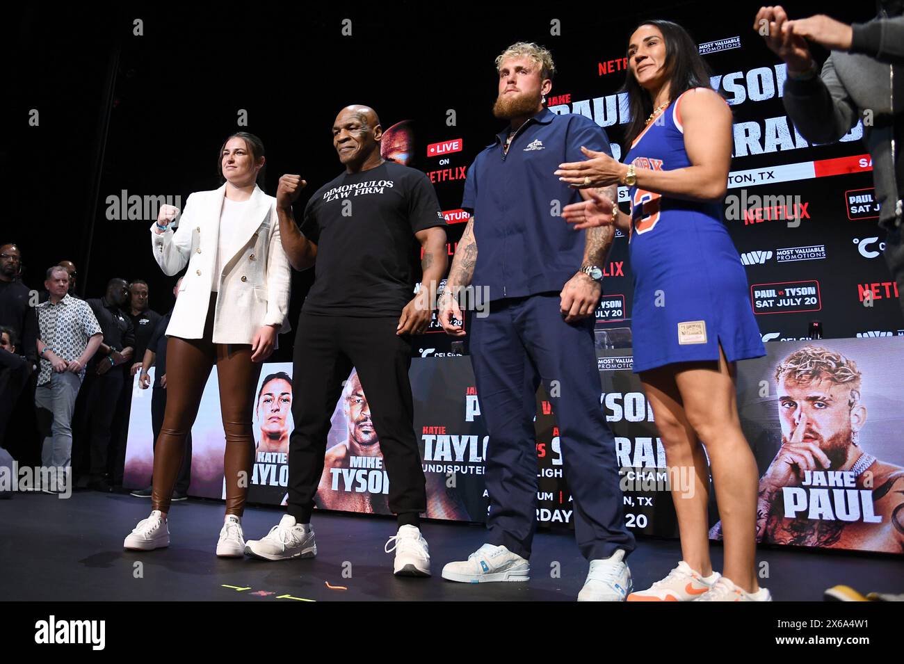New York, États-Unis. 13 mai 2024. (G-d) les boxeurs Katie Taylor, Mike Tyson, Jake Paul et Amanda Serrano prennent la pose sur scène à l'Apollo Theatre lors de la conférence de presse en promotion du prochain match de boxe Jake Paul vs Mike Tyson, New York, NY, le 13 mai 2024. Les deux boxeurs s’affronteront le 20 juillet 2024 à Arlington, au Texas, et seront disponibles pour les abonnés Netflix. (Photo par Anthony Behar/Sipa USA) crédit : Sipa US/Alamy Live News Banque D'Images