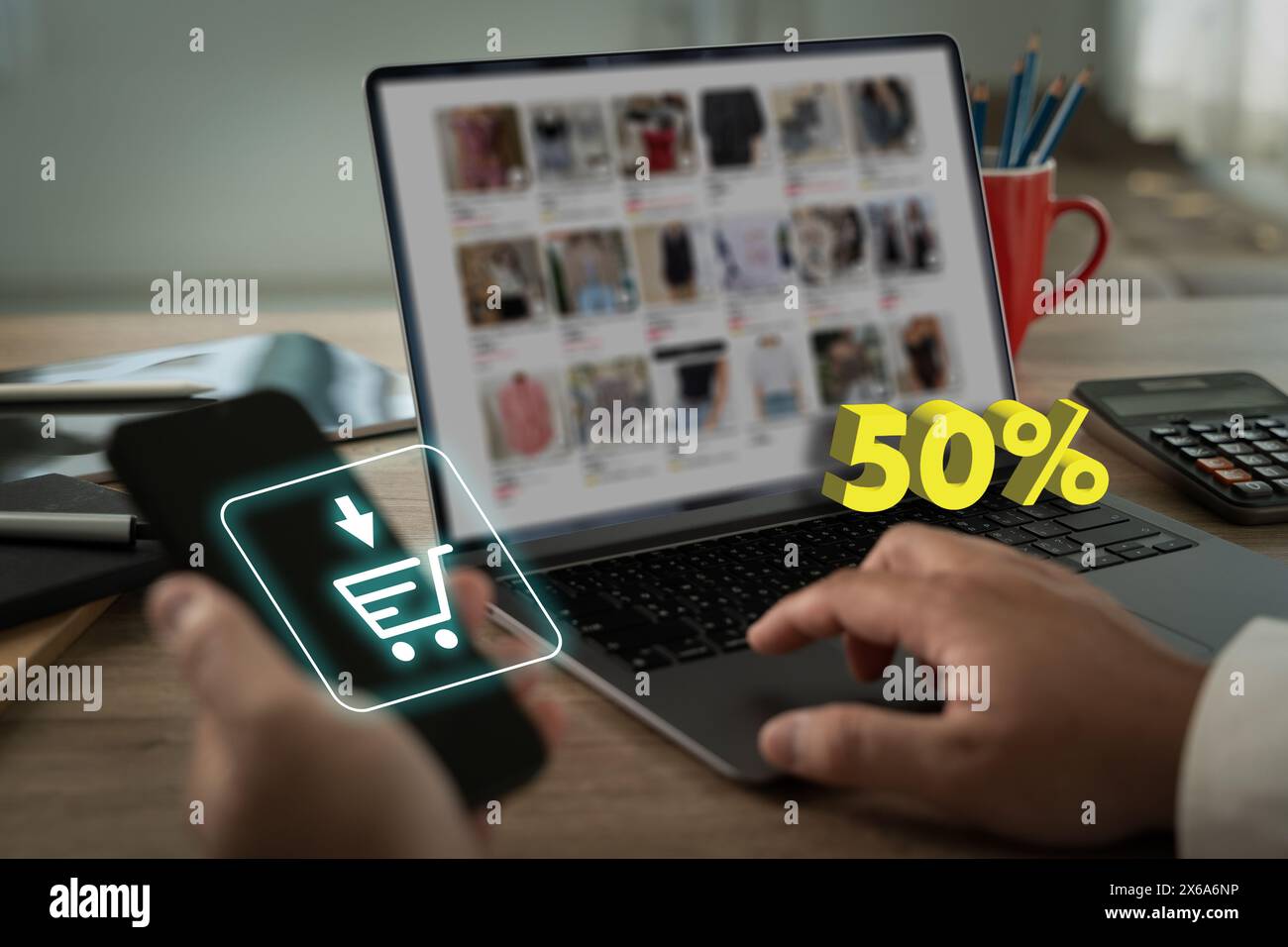 Achats en ligne avec ordinateur portable qui magasin en ligne boutique sur écran achats sur Internet Banque D'Images