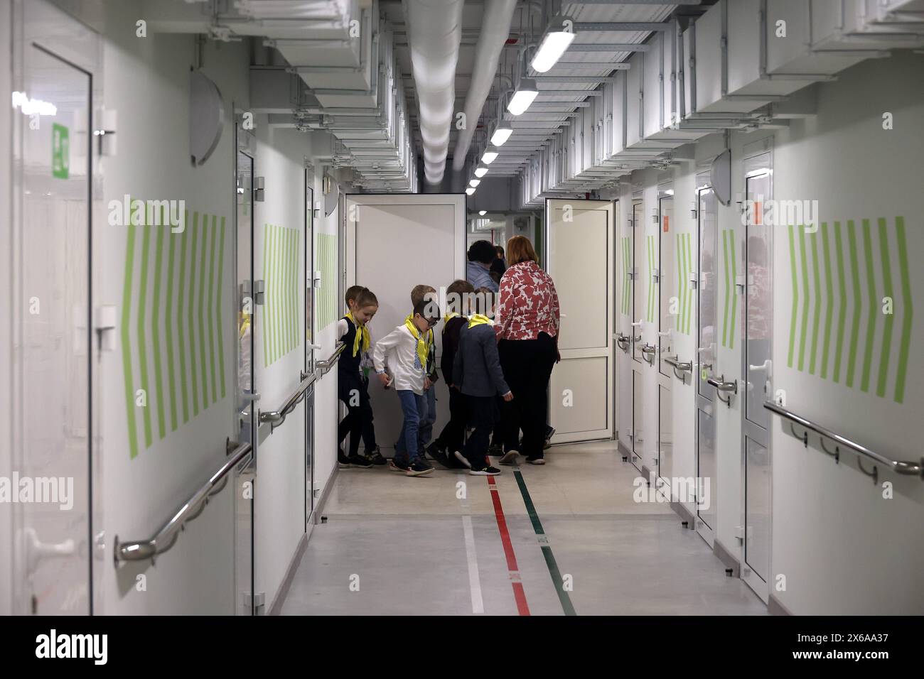 Non exclusif : KHARKIV, UKRAINE - 13 MAI 2024 - des élèves sont vus dans le couloir d'une école souterraine à Kharkiv, dans le nord-est de l'Ukraine. Banque D'Images