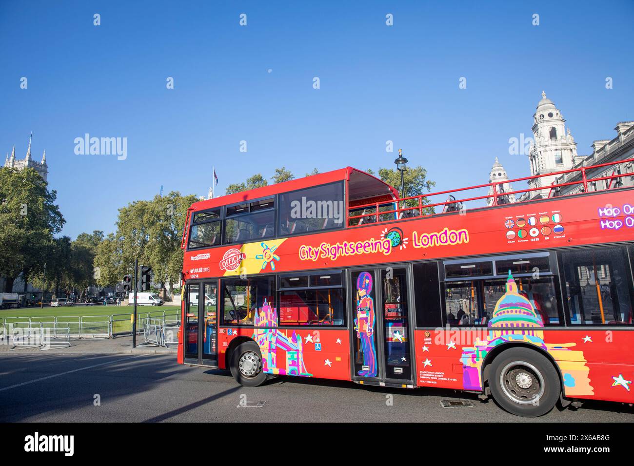 Tourisme à Londres, bus touristique à impériale rouge ion centre de Londres, Angleterre, Royaume-Uni, 2023 Banque D'Images