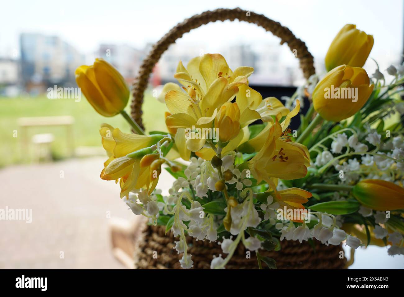 Beau bouquet de tulipes jaunes dans un panier en osier Banque D'Images