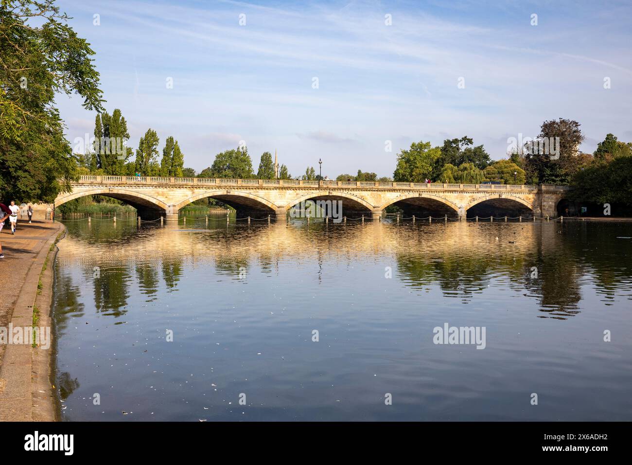 Hyde Park Londres matin ensoleillé d'automne, longue eau au pont Serpentine Stone avec ciel bleu, Londres, Angleterre, Royaume-Uni, 2023 Banque D'Images