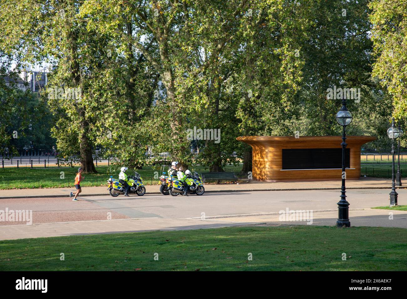 Hyde Park Londres, les pilotes de police sur les motos sont assis à l'entrée du Royal Park, centre de Londres, Angleterre, Royaume-Uni, 2023 Banque D'Images