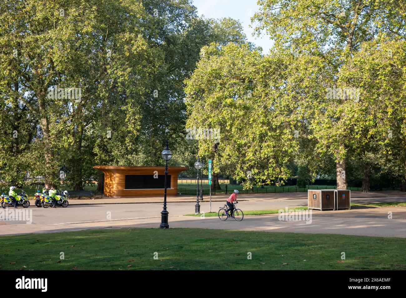 Hyde Park Londres, les pilotes de police sur les motos sont assis à l'entrée du Royal Park, centre de Londres, Angleterre, Royaume-Uni, 2023 Banque D'Images