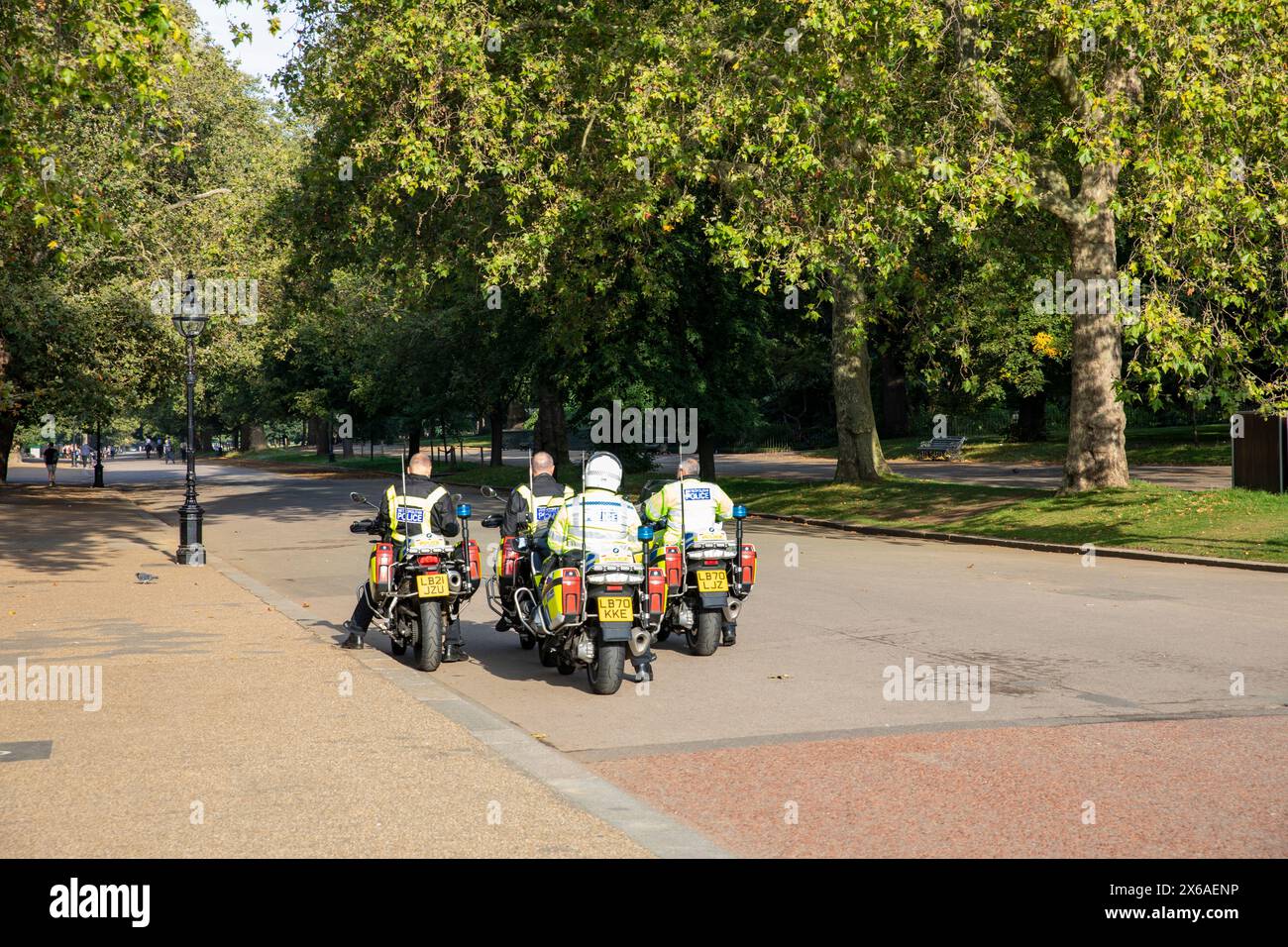 Hyde Park Londres, police métropolitaine motocyclistes assis sur leurs motos, Central London, Angleterre, Royaume-Uni, 2023 Banque D'Images