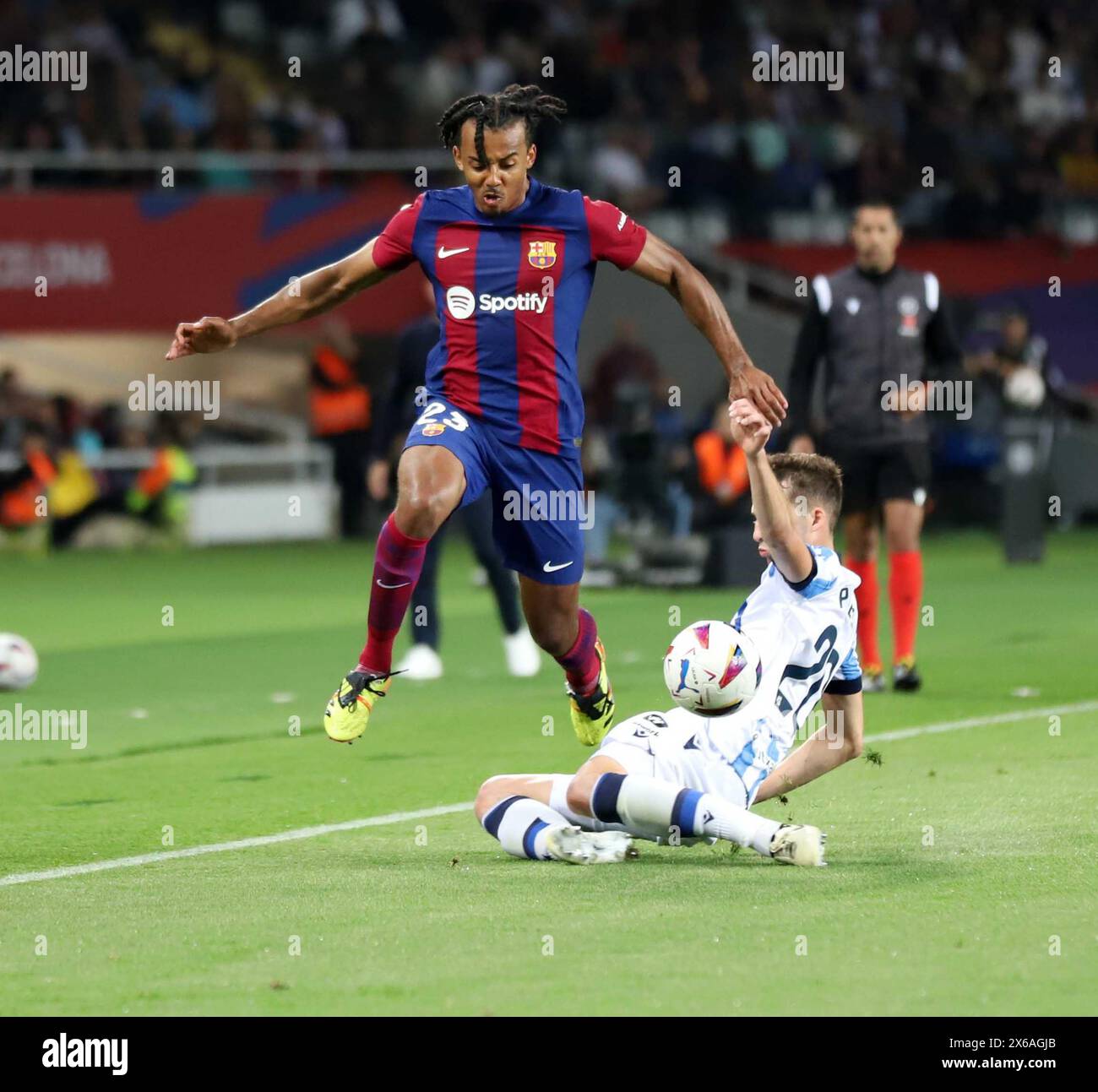 Sabadell, Barcelone, Espagne. 13 mai 2024. Barcelone Espagne 13.05.2024 Jules Kounde (FC Barcelone) et Jon Pacheco (Real Sociedad) s'affrontent pour le ballon lors de la Liga EA Sports entre le FC Barcelone et la Real Sociedad à l'Estadi Olimpic Lluis Companys le 13 mai 2024 à Barcelone. (Crédit image : © Xavi Urgeles/ZUMA Press Wire) USAGE ÉDITORIAL SEULEMENT! Non destiné à UN USAGE commercial ! Crédit : ZUMA Press, Inc/Alamy Live News Banque D'Images