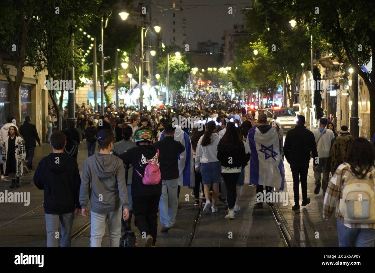 JÉRUSALEM - 13 MAI : la route de Jaffa regorgeant d'Israéliens alors qu'ils célèbrent le jour de l'indépendance, au milieu des combats qui se poursuivent entre Israël et le groupe militant Hamas dans la bande de Gaza le 13 mai 2024 à Jérusalem. Israël Banque D'Images