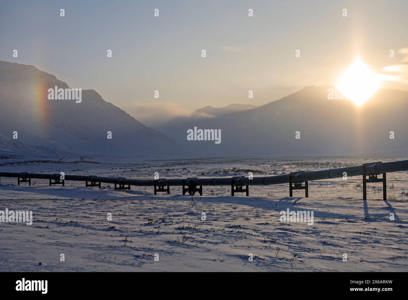 Exploration pétrolière dans l'Arctique, oléoduc, pipeline TRANS Alaska, Dalton Highway, Brooks Range, Alaska, États-Unis Banque D'Images