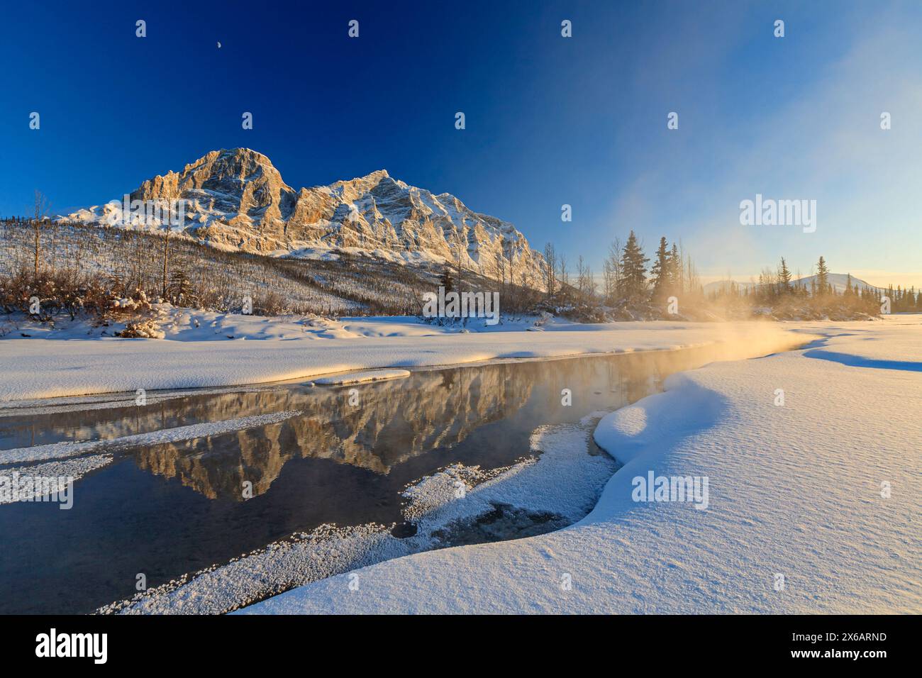Reflet de montagnes dans une rivière au coucher du soleil, hiver, Arctique, Brooks Range, Alaska, ÉTATS-UNIS Banque D'Images