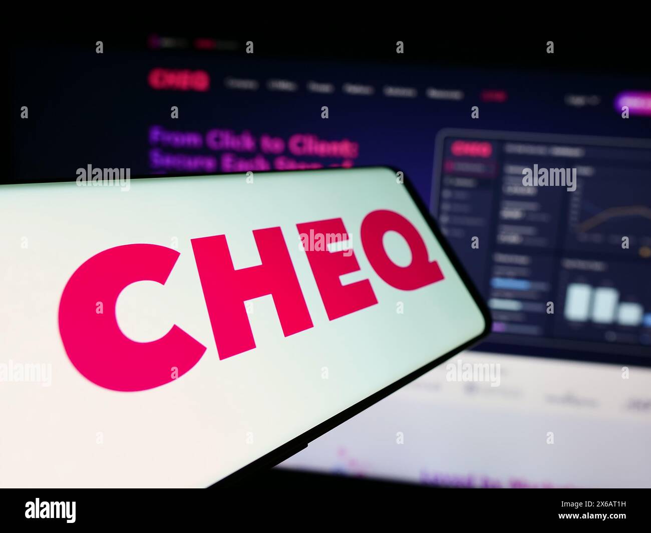 Téléphone portable avec le logo de la société américaine de cybersécurité CHEQ ai technologies Ltd. En face du site Web. Mettez l'accent sur le centre-gauche de l'écran du téléphone. Banque D'Images