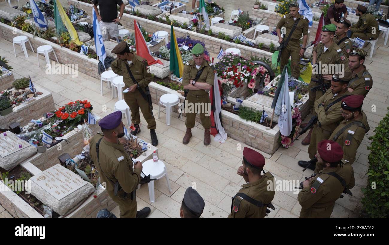 JÉRUSALEM - 12 MAI : des soldats israéliens visitent les tombes de collègues tombés au cimetière militaire national du Mont Herzl alors que le pays se prépare à célébrer la Journée commémorative Yom Hazikaron pour les soldats tombés au combat le 12 mai 2024 à Jérusalem. Israël Banque D'Images