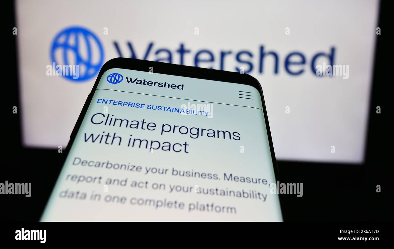 Smartphone avec le site Web de la société américaine de plate-forme de développement durable Watershed Technology Inc devant le logo. Concentrez-vous sur le coin supérieur gauche de l'écran du téléphone. Banque D'Images