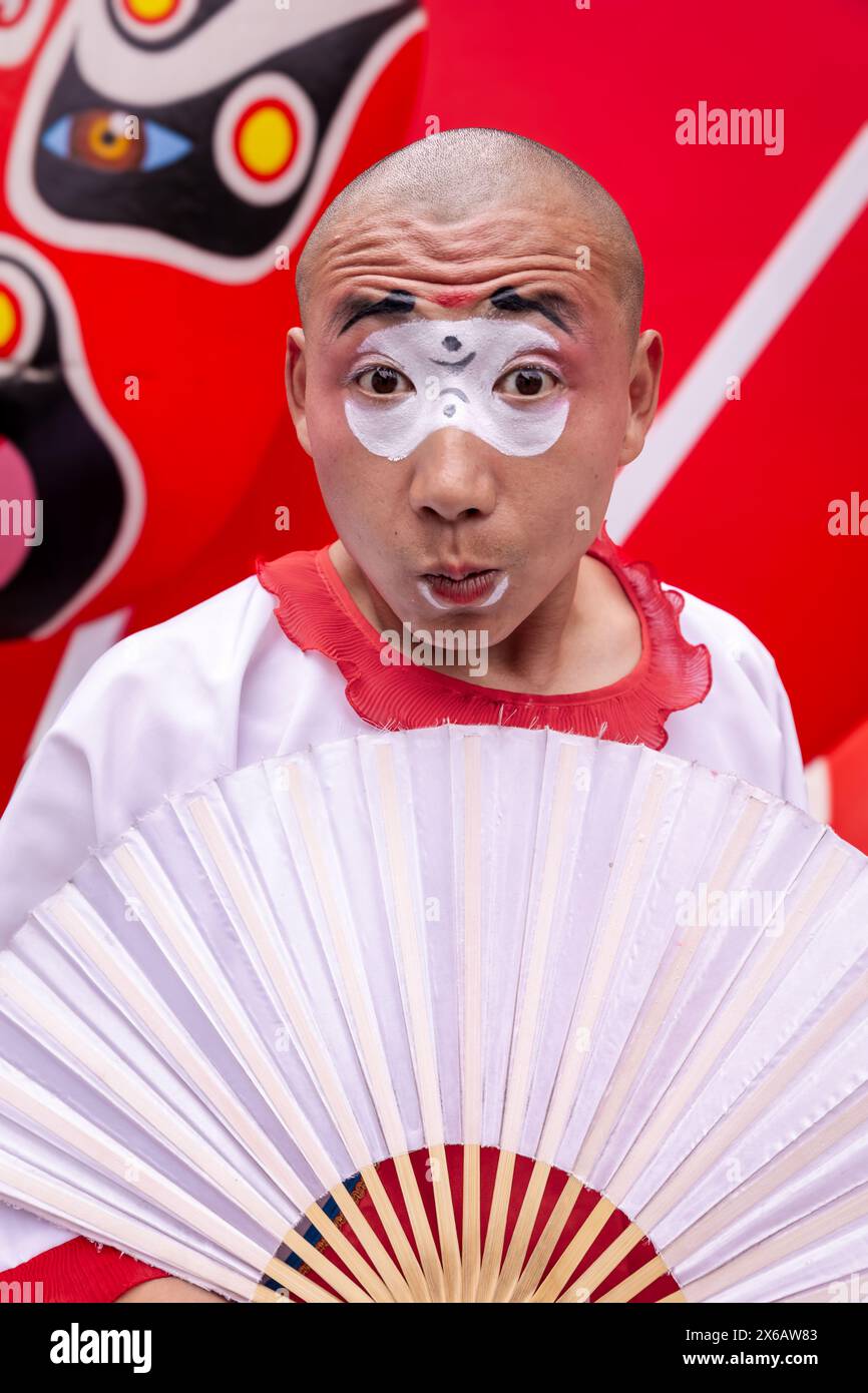 Homme chinois avec peinture faciale, Chengdu, Chine Banque D'Images