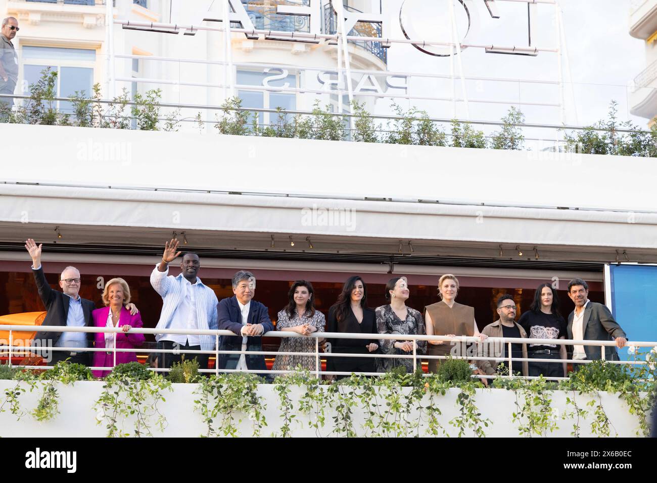 Membres du jury la 77ème édition du Festival de Cannes L'acteur et comédien français Omar Sy prend un selfie avec le réalisateur japonais Kore-eda Hirokazu, l'actrice et scénariste turque Ebru Ceylan, la réalisatrice libanaise Nadine Labaki, l'actrice américaine Lily Gladstone, réalisatrice AMÉRICAINE et présidente du jury du 77ème Festival de Cannes Greta Gerwig, réalisatrice espagnole, productrice, et l'écrivain Juan Antonio Bayona, l'actrice française Eva Green et l'acteur italien Pierfrancesco Favino lors d'un dîner du jury au Grand Hyatt Cannes Hotel Martinez, à la veille de la cérémonie d'ouverture de la 77ème édition de l'édition Banque D'Images