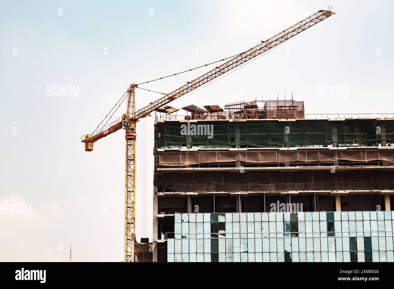 à propos de la grue à tour sur le chantier de construction et ciel bleu en mettant l'accent sur la grue à tour Banque D'Images