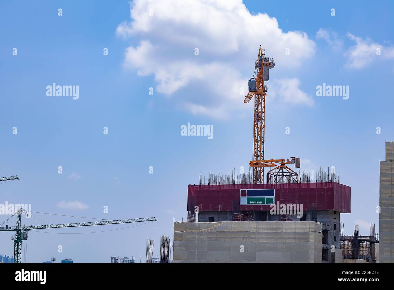 à propos de la grue à tour sur le chantier de construction et ciel bleu en mettant l'accent sur la grue à tour Banque D'Images