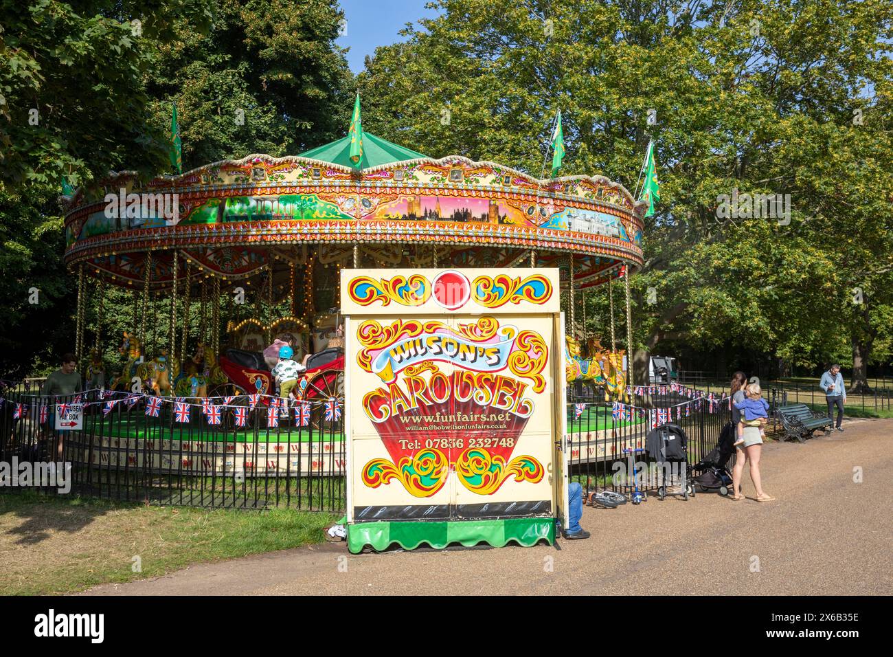 Kensington Gardens London, Wilsons Funfairs manèges de carrousel sur Broad Walk dans le parc de Londres, Angleterre, Royaume-Uni, 2023 Banque D'Images