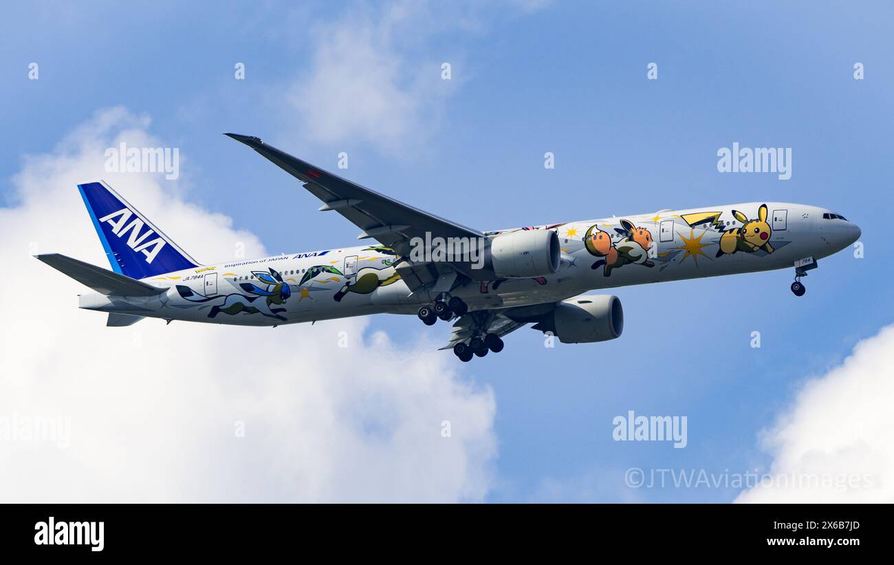 Un ANA Boeing 777-381(er), immatriculé JA784A, orné de la livrée Pokémon, mains à l'aéroport de Londres Heathrow. Crédit JTW Aviation images / Alamy. Banque D'Images