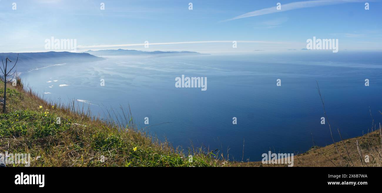 Vue panoramique de la baie de la mer Tyrrhénienne vue du point de vue Monte Sant'Elia fumée s'élevant du volcan actif Etna en Sicile, Palmi, Calabre, Italie Banque D'Images
