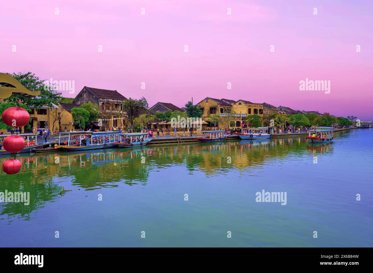 Lever de soleil sur la promenade du front de mer à Hoi an, Vietnam Banque D'Images