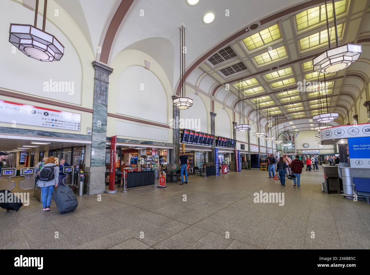 Cardiff Central Railway Station Interior Concourse, Cardiff, pays de Galles Banque D'Images