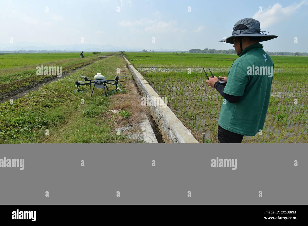 13 mai 2024, Purworejo, Java central, Indonésie : les opérateurs de drones commencent à préparer des pesticides liquides et des engrais liquides pour les plants de riz qui seront pulvérisés sur 35 hectares de rizières dans le village de Sruwoh, sous-district de Ngombol, Purworejo, Java central le 13 mai 2024, certains agriculteurs locaux ont commencé à utiliser des drones pour fertiliser les cultures et également pulvériser du liquide antiparasitaire sur les plants de riz, ce qui est considéré comme plus efficace et efficient car cela ne prend en moyenne que 15-20 minutes sur 2 hectares de terre en aidant à augmenter les rendements des cultures ainsi que la main-d’œuvre et l'efficacité du temps, le réservoir de drone agricole Banque D'Images