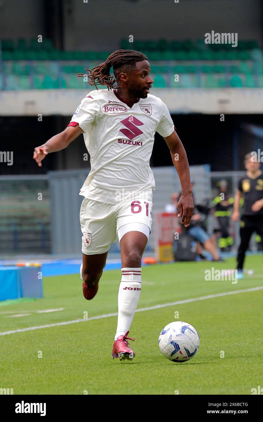 Vérone, Italie. 12 mai 2024. Adrien Tameze (61 Torino FC) en action lors du match de football Serie A entre les Hellas Vérone et Torino au stade Marcantonio Bentegodi, au nord de l'est de l'Italie - dimanche 12 mai 2024. Sport - Soccer (photo de Paola Garbuioi/Lapresse) crédit : LaPresse/Alamy Live News Banque D'Images