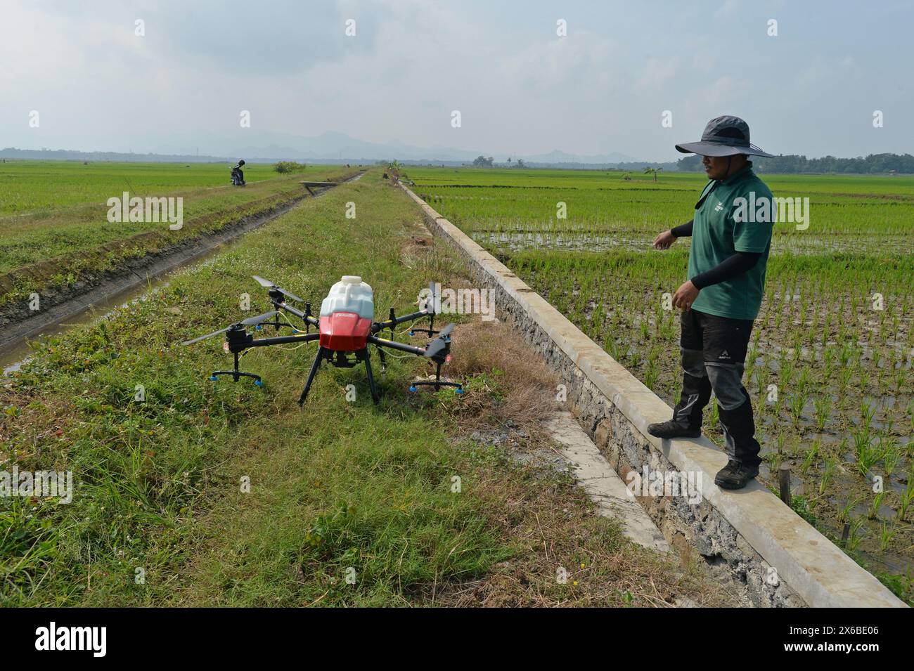 13 mai 2024, Purworejo, Java central, Indonésie : les opérateurs de drones commencent à préparer des pesticides liquides et des engrais liquides pour les plants de riz qui seront pulvérisés sur 35 hectares de rizières dans le village de Sruwoh, sous-district de Ngombol, Purworejo, Java central le 13 mai 2024, certains agriculteurs locaux ont commencé à utiliser des drones pour fertiliser les cultures et également pulvériser du liquide antiparasitaire sur les plants de riz, ce qui est considéré comme plus efficace et efficient car cela ne prend en moyenne que 15-20 minutes sur 2 hectares de terre en aidant à augmenter les rendements des cultures ainsi que la main-d’œuvre et l'efficacité du temps, le réservoir de drone agricole Banque D'Images