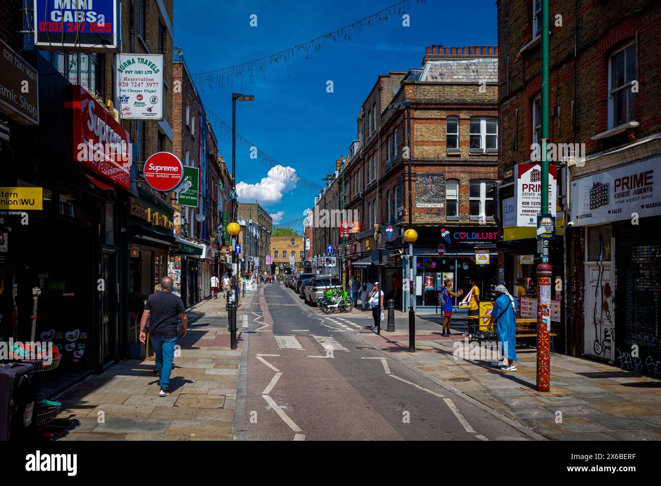Brick Lane London - Brick Lane est une rue bien connue dans l'est de Londres, célèbre pour ses restaurants de curry, ses divertissements et son marché très populaire le dimanche. Banque D'Images