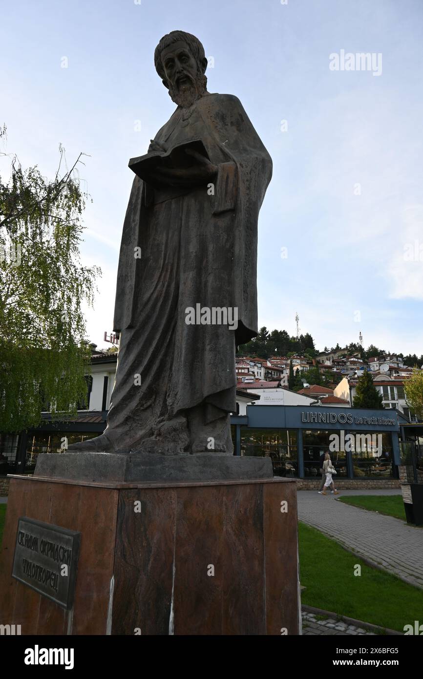 Macédoine du Nord, Ohrid, statues et église Sainte Sophie Banque D'Images