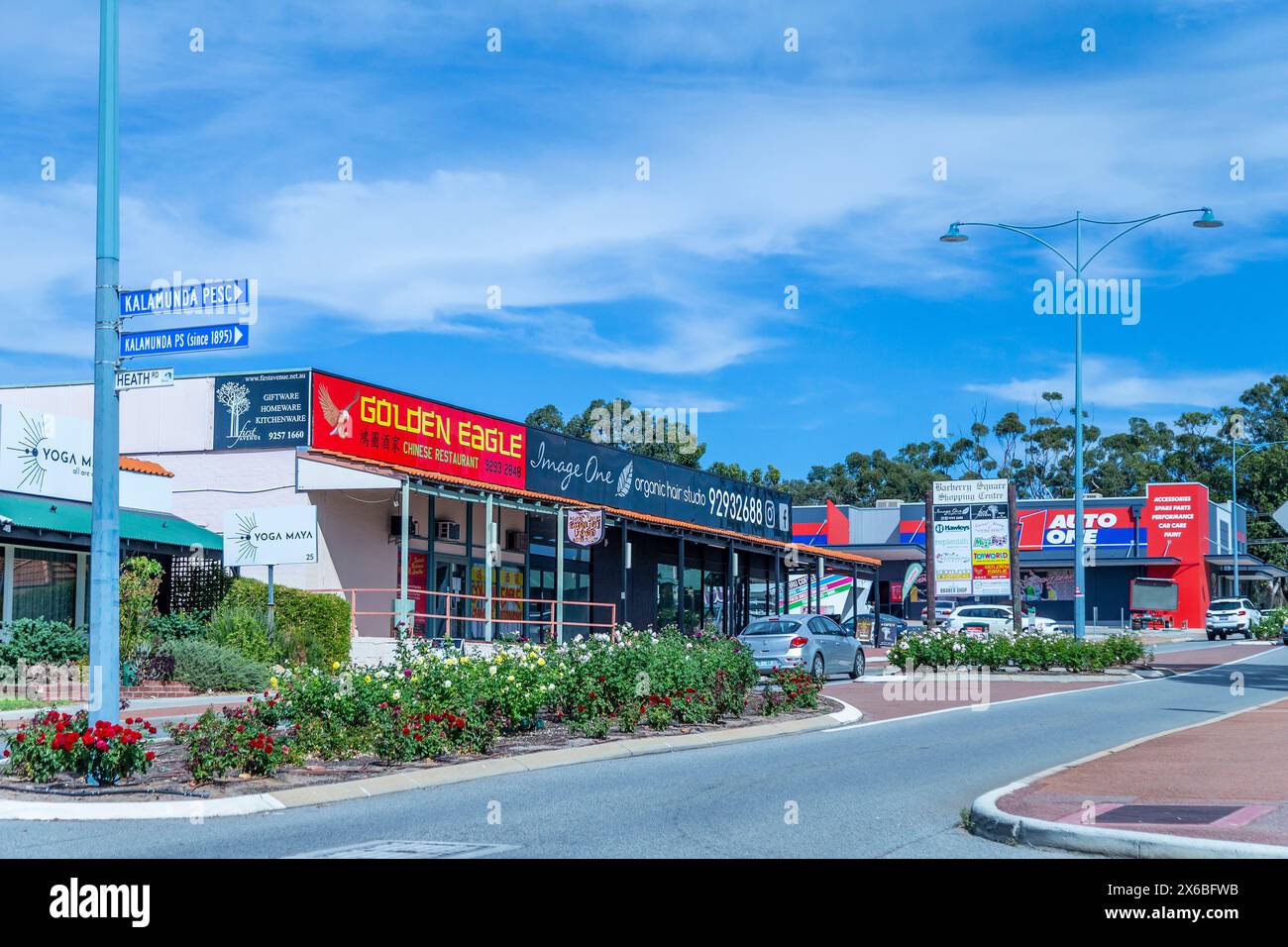 Magasins et Auto One garage sur la route de Canning entrant dans Kalamunda une ville et banlieue est de Perth, Australie occidentale,. Banque D'Images