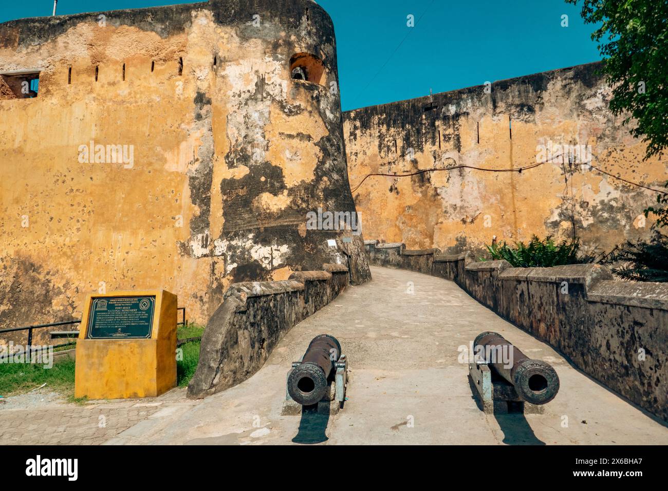 Canons sur les ruines du Fort Jésus - une ancienne fortification à Mombasa, Kenya Banque D'Images