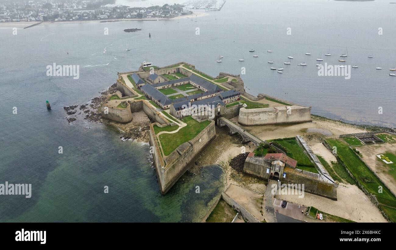 Vidéo aérienne par drone de la Citadelle de Port-Louis Port-Louis France bastions de pierre de la forteresse côtière espagnole et Vauban des XVIe et XVIIe siècles Banque D'Images