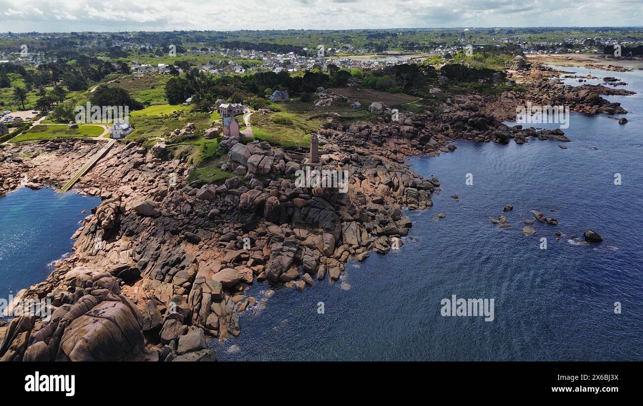 Vidéo aérienne par drone de Ploumanac'h Perros-Guirec en France, la côte emblématique de la Côte de Granit Rose avec d'énormes formations rocheuses roses sculptées Mean Ruz Banque D'Images