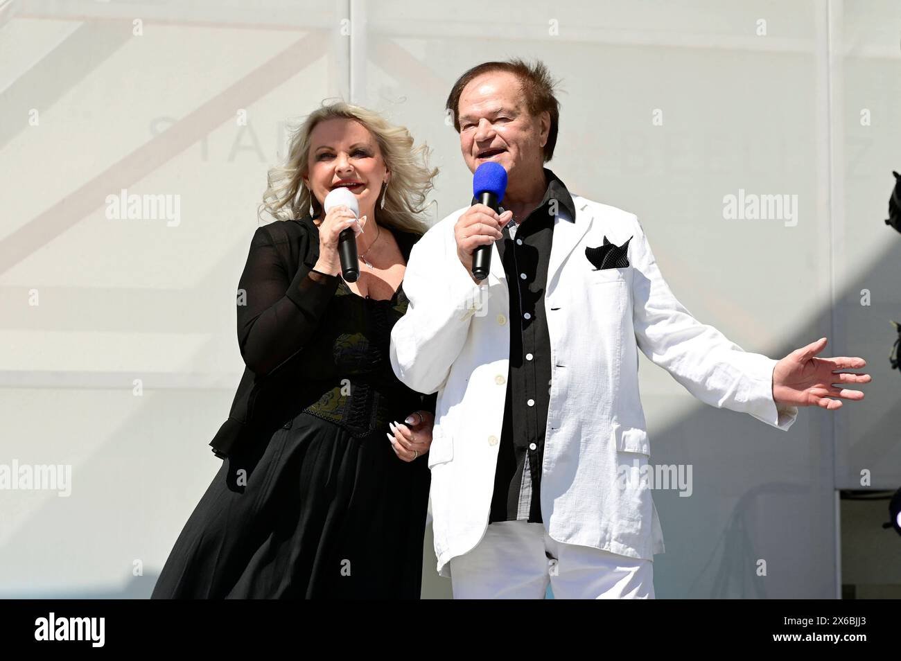 Andrea und Wilfried Peetz Duo Peetz BEI der Sommergarten-Show auf der Freilichtbühne im Stadtpark. Beelitz, 12.05.2024 *** Andrea et Wilfried Peetz Duo Peetz au salon de jardin d'été sur la scène en plein air du parc municipal de Beelitz, 12 05 2024 Foto:XM.xWehnertx/xFuturexImagex sommergarten 4545 Banque D'Images