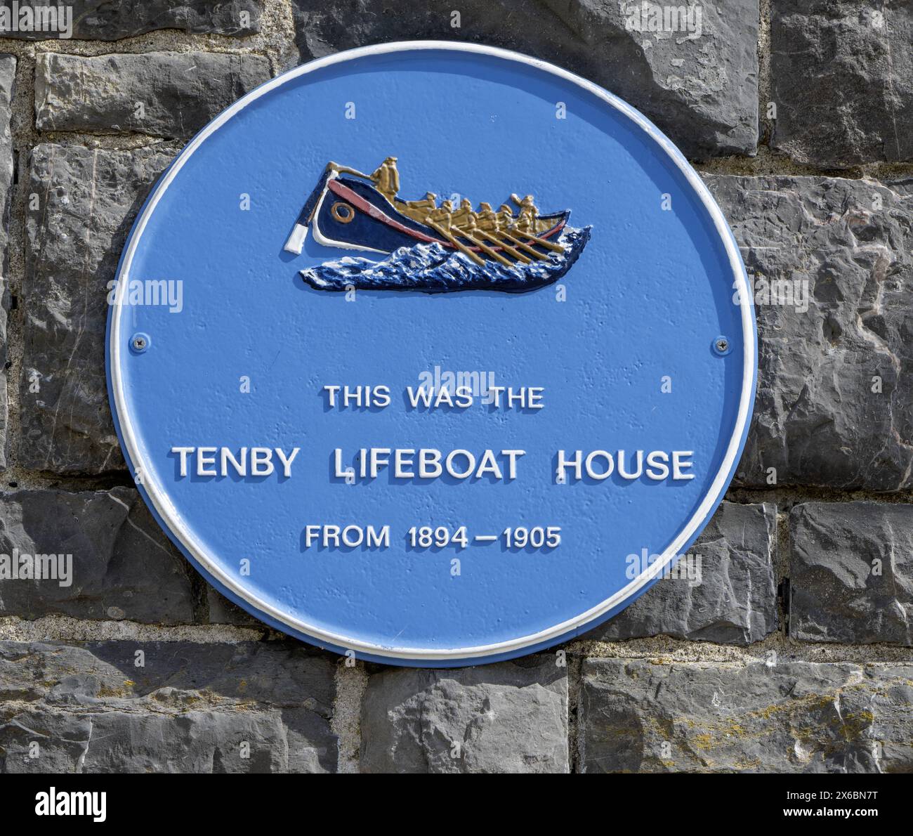 Plaque bleue patrimoniale sur l'original Tenby Lifeboat Station à Castle Beach, Tenby, Pembrokeshire, Galles du Sud, pays de Galles, ROYAUME-UNI Banque D'Images