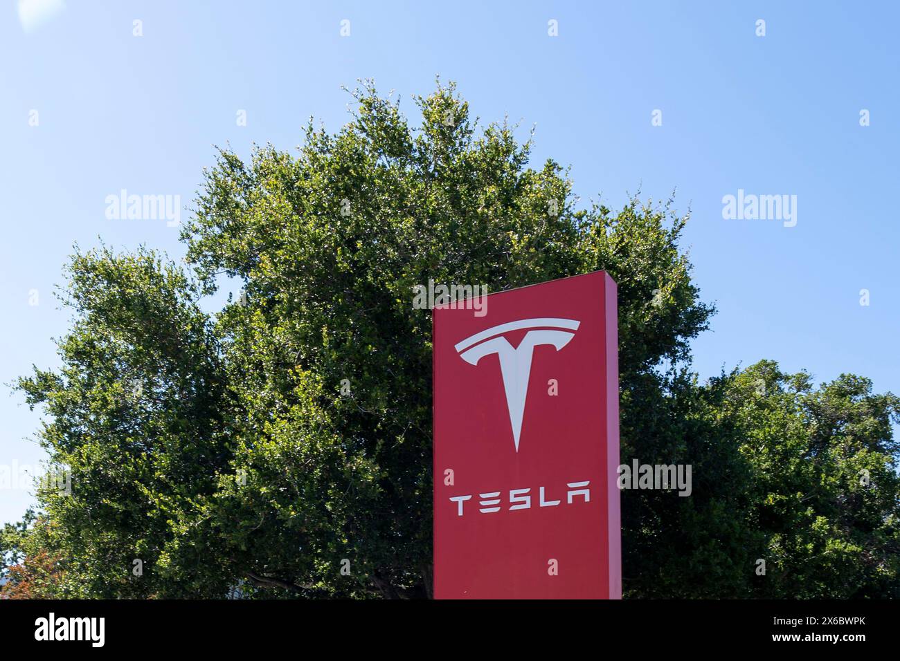 Palo Alto, Californie, États-Unis - 18 juin 2023 : le panneau Tesla Ground est vu au bureau de Palo Alto, Californie, États-Unis. Banque D'Images Palo Alto, Californie, États-Unis - 18 juin 2023 : le panneau Tesla Ground est vu au bureau de Palo Alto, Californie, États-Unis. Banque D'Images