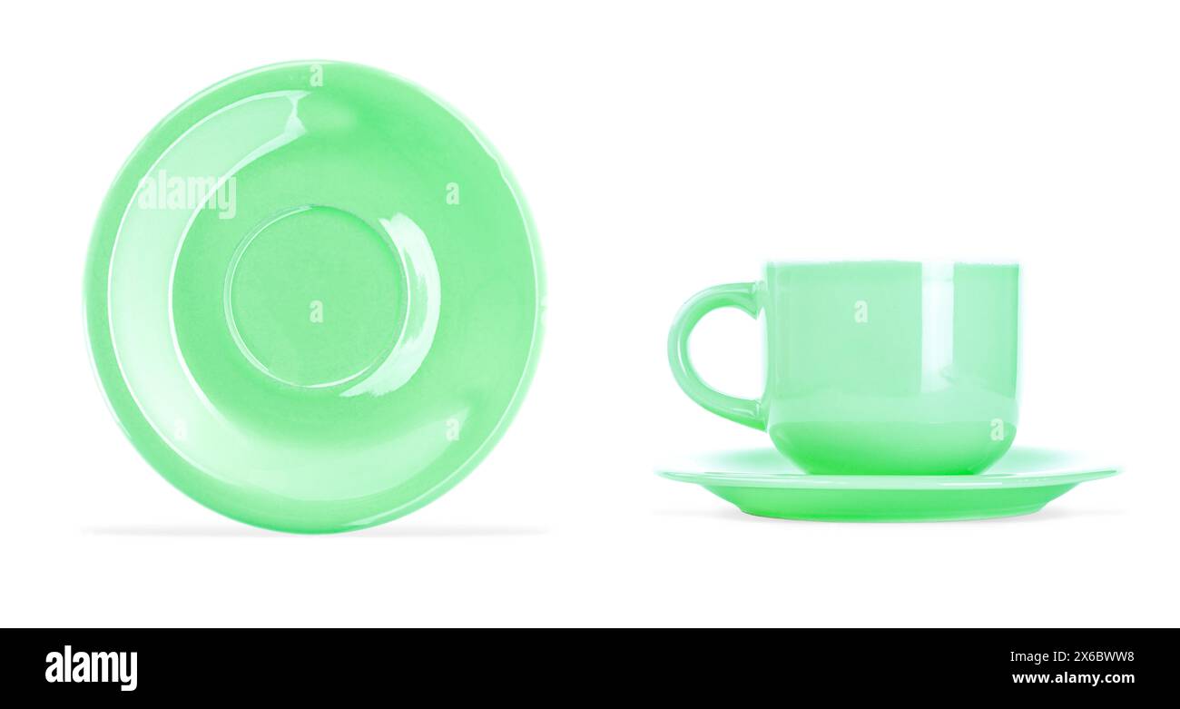 Tasse et soucoupe élégantes isolées sur fond blanc. Plats vides - tasse et assiette Banque D'Images Tasse et soucoupe élégantes isolées sur fond blanc. Plats vides - tasse et assiette Banque D'Images