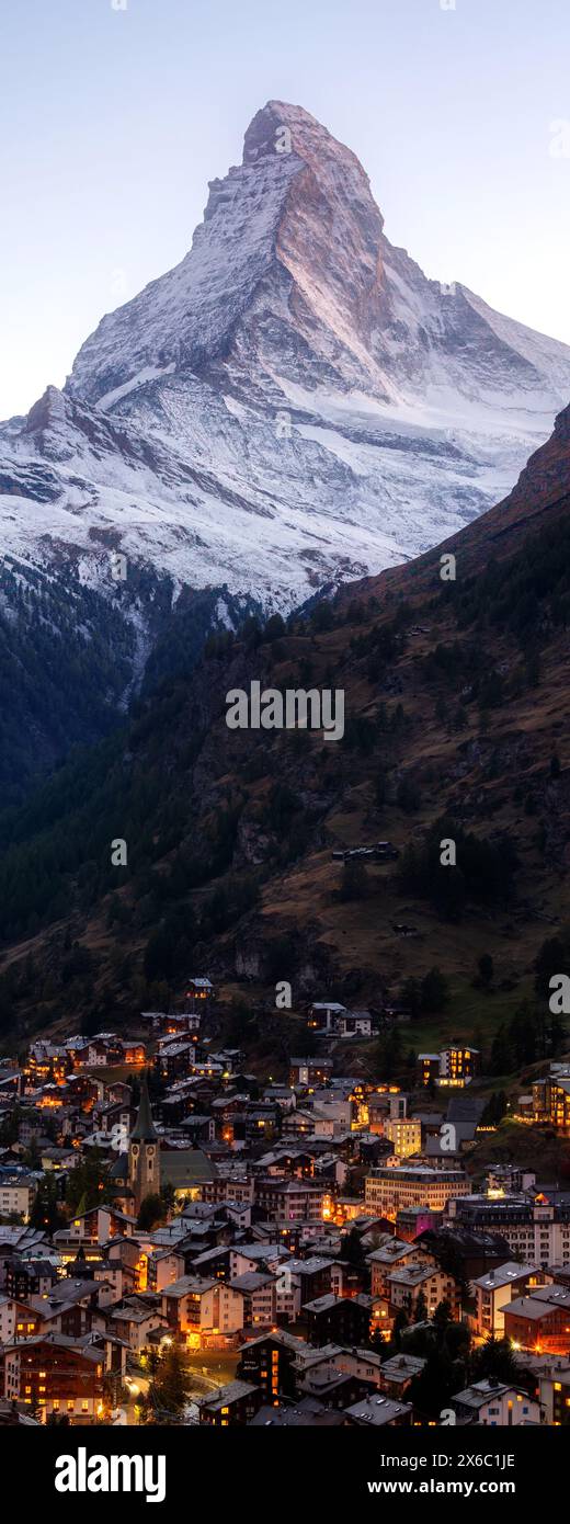 Zermatt, ville de Suisse vue aérienne de nuit de crépuscule et sommet de neige Matterhorn dans la célèbre station de ski suisse, Alpes suisses Banque D'Images
