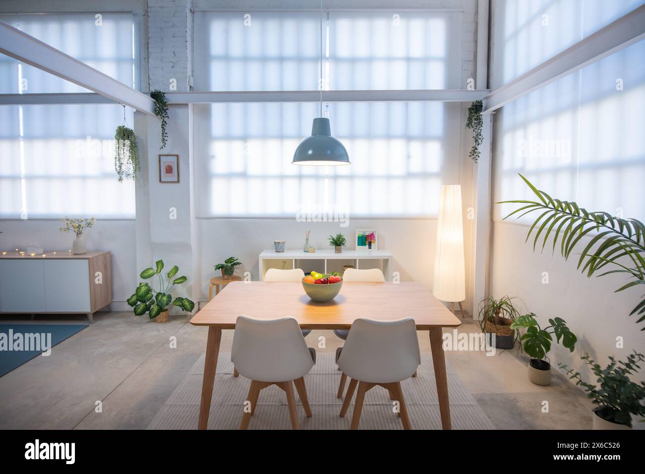 Design intérieur d'une salle à manger loft industriel, table et chaises dans un salon. Banque D'Images