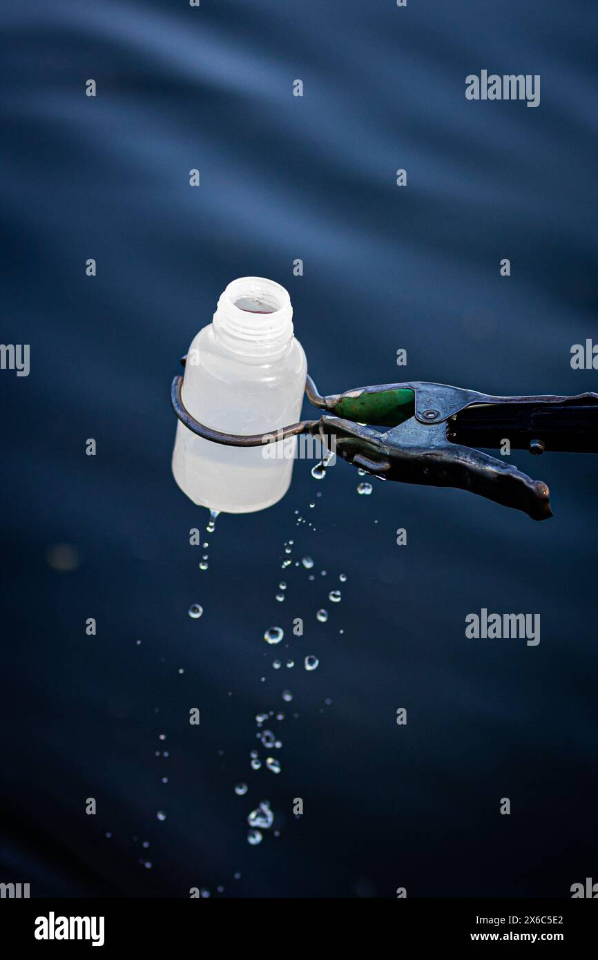 Langenhagen, Allemagne. 14 mai 2024. Un échantillon d'eau est prélevé dans le lac Silbersee dans la région de Hanovre pour surveiller la qualité de l'eau. Selon les autorités, la qualité de l’eau de la plupart des lacs de baignade surveillés en basse-Saxe est excellente au début de la saison balnéaire. Crédit : Moritz Frankenberg/dpa/Alamy Live News Banque D'Images