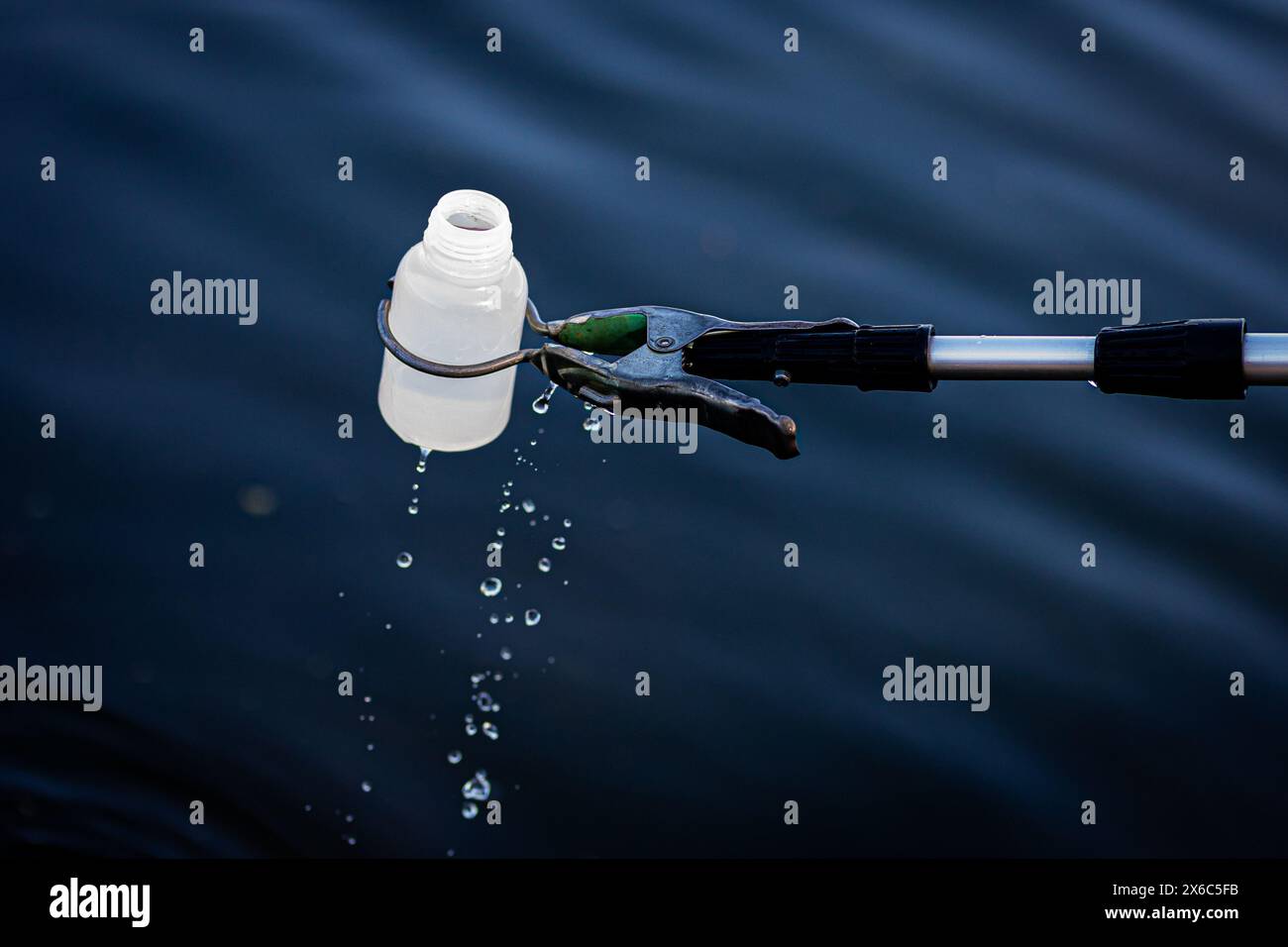 Langenhagen, Allemagne. 14 mai 2024. Un échantillon d'eau est prélevé dans le lac Silbersee dans la région de Hanovre pour surveiller la qualité de l'eau. Selon les autorités, la qualité de l’eau de la plupart des lacs de baignade surveillés en basse-Saxe est excellente au début de la saison balnéaire. Crédit : Moritz Frankenberg/dpa/Alamy Live News Banque D'Images