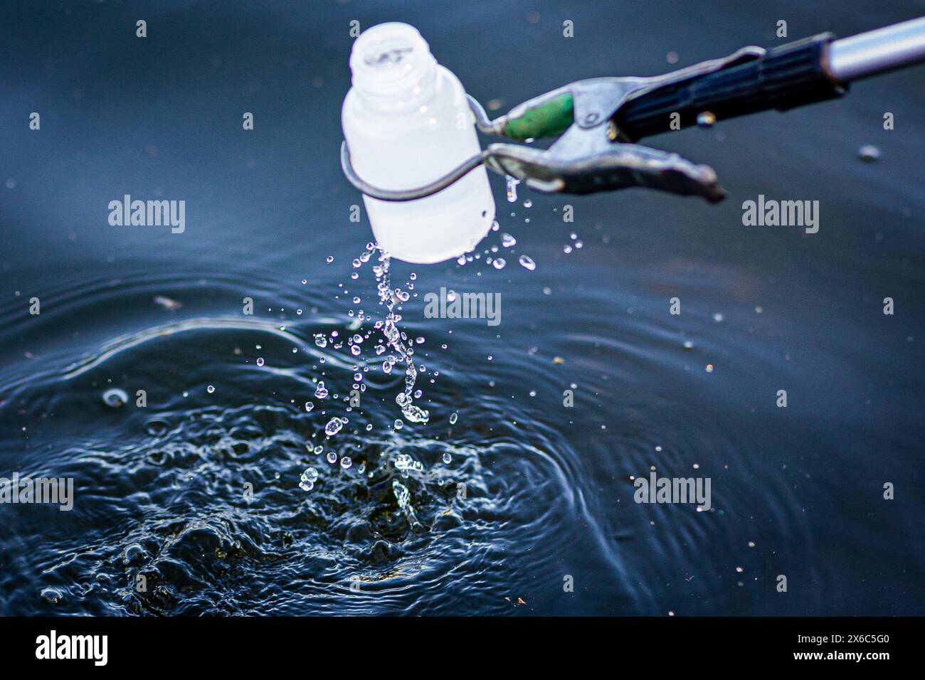 Langenhagen, Allemagne. 14 mai 2024. Un échantillon d'eau est prélevé dans le lac Silbersee dans la région de Hanovre pour surveiller la qualité de l'eau. Selon les autorités, la qualité de l’eau de la plupart des lacs de baignade surveillés en basse-Saxe est excellente au début de la saison balnéaire. Crédit : Moritz Frankenberg/dpa/Alamy Live News Banque D'Images