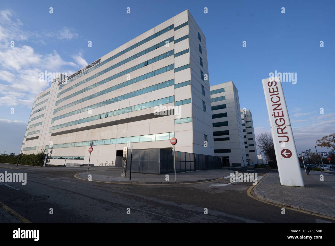 Vue extérieure du bâtiment de l'hôpital universitaire public la Fe à Valence, Espagne, avec le panneau du Service des urgences au premier plan. Banque D'Images